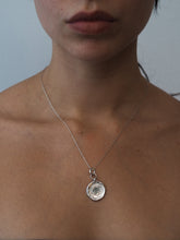 Cargar imagen en el visor de la galería, Colgante Moneda
