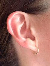 Cargar imagen en el visor de la galería, Argollitas Diario oro 18k