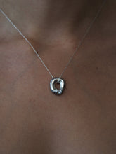 Cargar imagen en el visor de la galería, Colgante Piscis