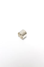 Cargar imagen en el visor de la galería, Anillo Imperfecto