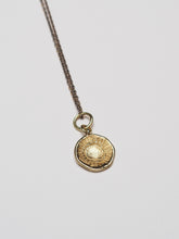 Cargar imagen en el visor de la galería, Colgante Moneda