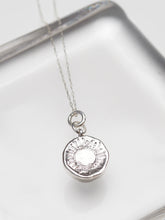 Cargar imagen en el visor de la galería, Colgante Moneda