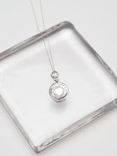 Cargar imagen en el visor de la galería, Colgante Moneda